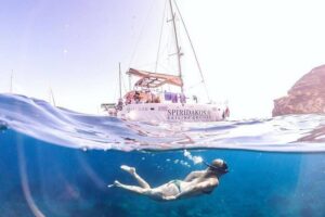 Santorini Private Catamaran Cruise with BBQ, Open Bar & Transfers - Red Beach and Akrotiri: the quick stop that looks like a science book