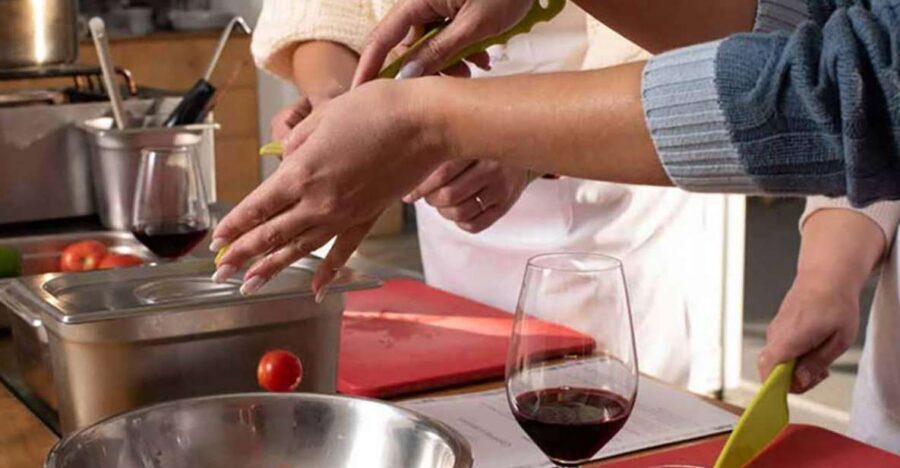 Santorini: Private Cooking Class and Wine Tasting Tour - The wine-tasting lesson: 8 Santorini pours, from Assyrtiko to Vinsanto