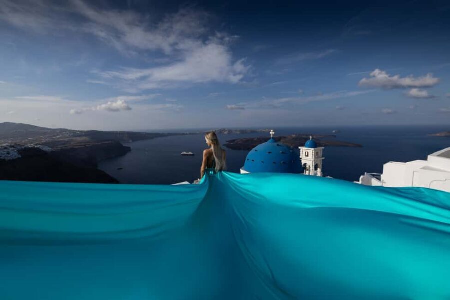 Santorini: Private Flying Dress Photoshoot at Iconic Spots - Flying Dress Reality: What the Assistant Actually Does