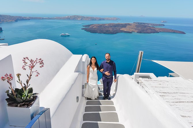 Santorini Private One Hour Photoshoot - Oia: famous views with a crowd problem