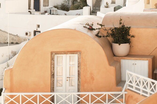 Santorini: Private Tour in the Picturesque Village of Oia - What the guides add to the visit
