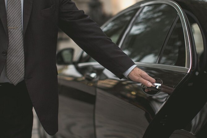 Santorini Private Transfer Service From or To Airport - The 10 to 40 minute ride across the island