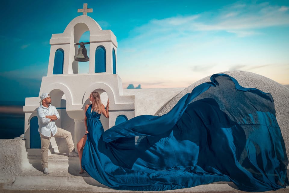 Santorini: Proposal Photoshoot l Private Entry to blue Dome - The short walk from the meeting point to Oia views
