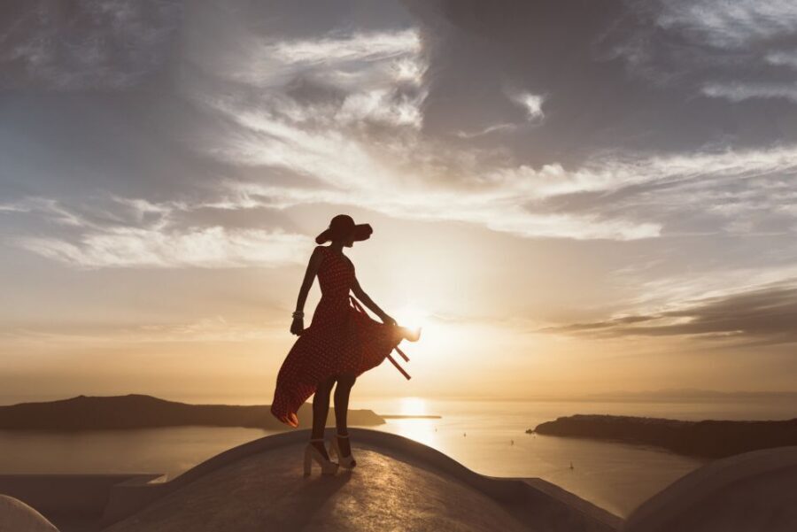 Santorini: Sunset Walking Tour with Local Food and Drinks - Sunset and moonlight: photo moments plus Greek drinking customs