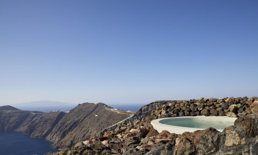 Santorini: Volcanic Hot-Tub Experience with Caldera Views - The 90-Minute Soak: Warm Water, Hydromassage, and Real Privacy