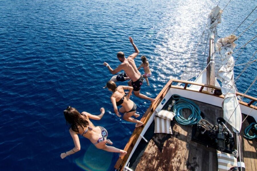 Santorini: Volcanic Sunset Cruise with Dinner - Photo opportunities: how to catch the horizon and the fireworks