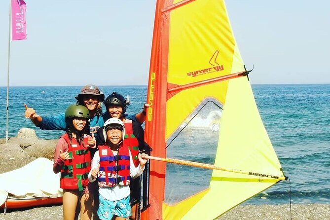 Santorini Windsurfing lessons - Windsurfing in Santorini: why this spot works for beginners