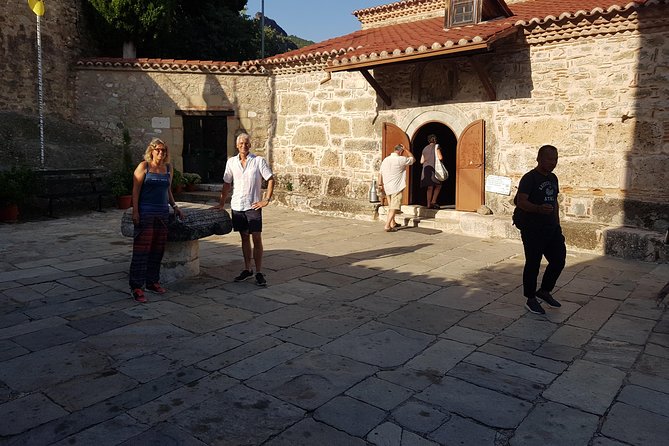 Single day rail trip from Thessaloniki to Meteora - What the guide and driver add