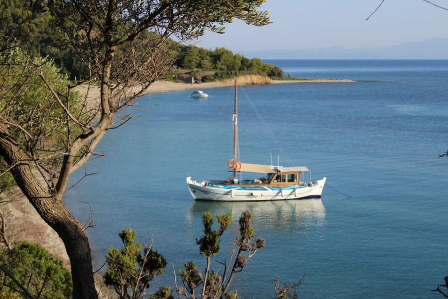 Skiathos: Boat Cruise with Dinner & Sunset Viewing - Entering the Artemida experience with George, Giannoula, and family