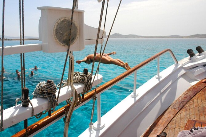 South coast and Paradise beach cruise - Passing Ornos, Psarou, and Platy Gialos