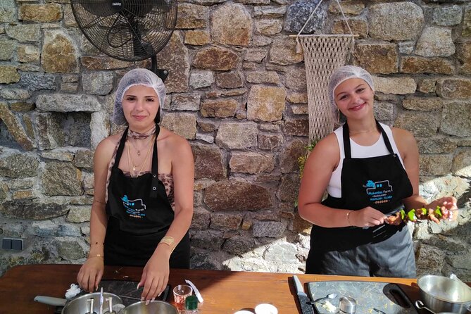 Souvlaki Cooking Class in Mykonos - Grilling the souvlaki and sitting down to eat