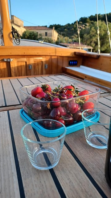 Spetses Island Boat Exploration ΖΩΗ e-kaiki - Seeing Spetses from a traditional electric boat