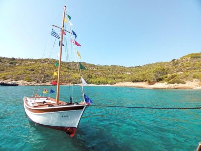 Spetses Island Boat Exploration ΖΩΗ e-kaiki - Cruising the coves around Spetses