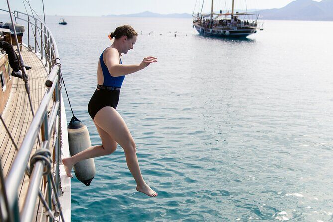 Sunset Dinner Cruise: Sunset, Swim, Drinks, and Dinner Onboard - Crew and boat rhythm: why professionalism matters on a 5-hour trip