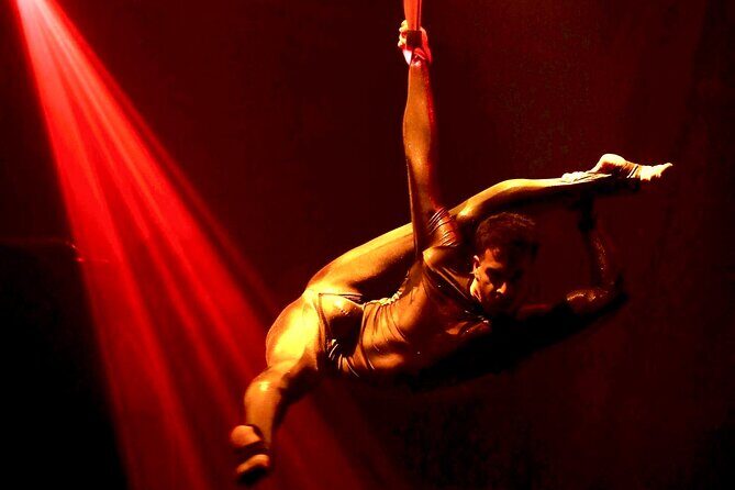 Troy Dinner-Show - Small details that shape your night: seats, atmosphere, and the entry mood
