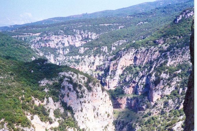Vikos Gorge daily hike - Starting among the stone courtyards of Monodendri
