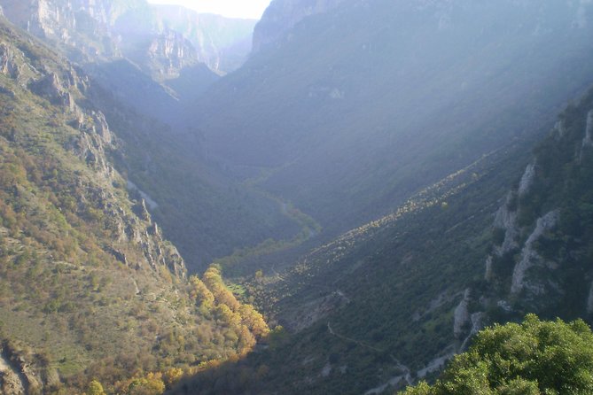 Vikos Gorge daily hike - The steep descent into Vikos Gorge