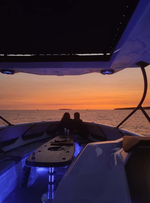 ❖ Milos: Small Group Yacht Tour—Kleftiko Sarakiniko Poliegos - Sarakiniko beach: moon-rock views and another swim window